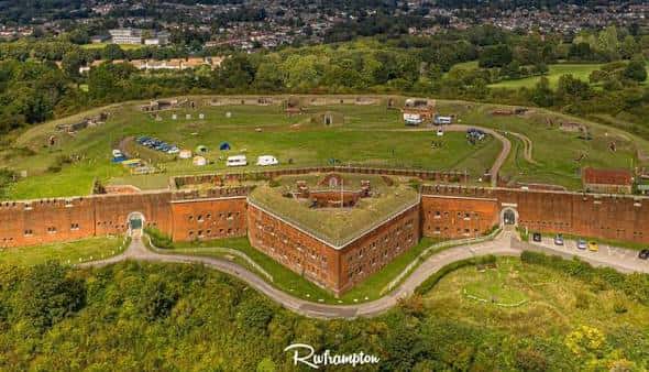Vista aérea del Fuerte Purbrook con eventos al aire libre en el interior