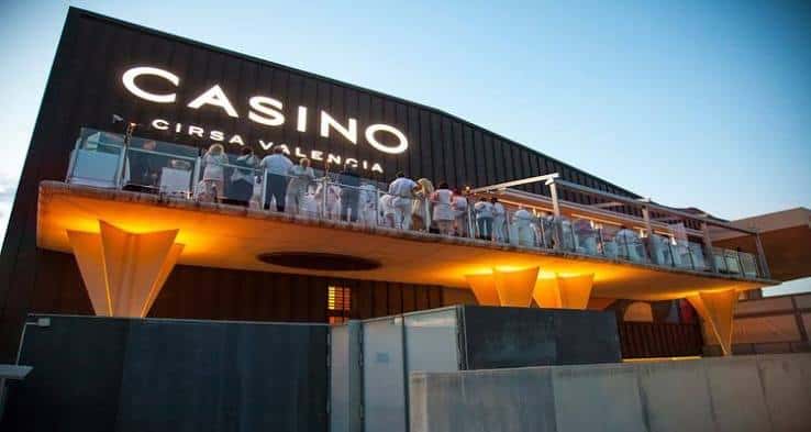 Terraza exterior del Casino Cirsa Valencia con personas disfrutando