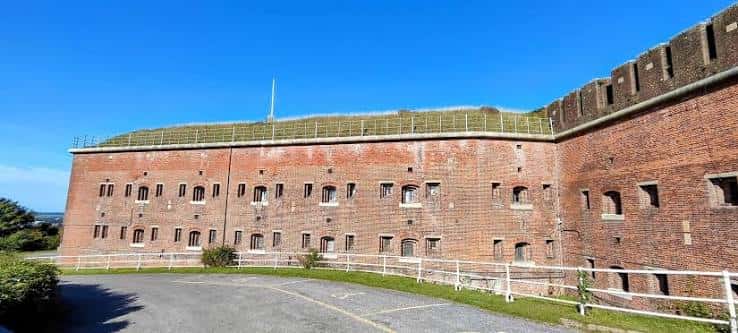 Fachada exterior del Fuerte Purbrook con cielo azul