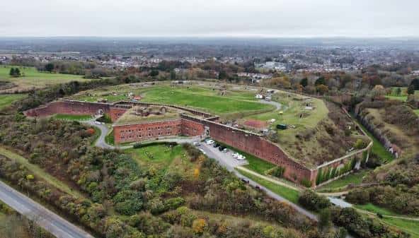 Vista panorámica del Fuerte Purbrook desde una altura elevada
