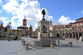 Vista panorámica de la Plaza de Cervantes con la estatua del autor en el centro y el kiosco de música al fondo