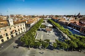 Vista aérea de la Plaza de Cervantes mostrando su diseño rectangular y los edificios históricos circundantes