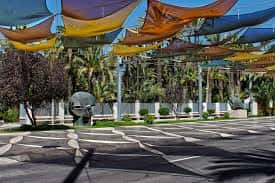 Vista del Paseo de la Estación con toldos de colores y palmeras