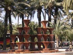 Fuente decorativa con palmeras al fondo en Elche