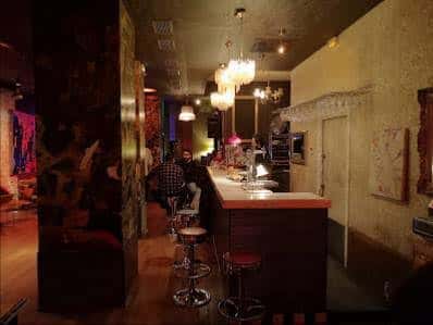 Interior del bar Le Bukowski con barra y ambiente acogedor