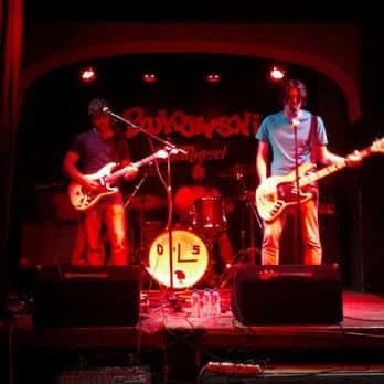 Concierto en vivo en el escenario de Le Bukowski con banda tocando