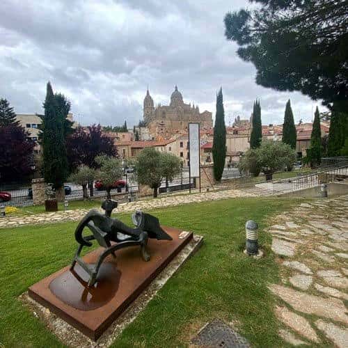 Vista panorámica de los jardines con escultura y la Catedral de Salamanca al fondo