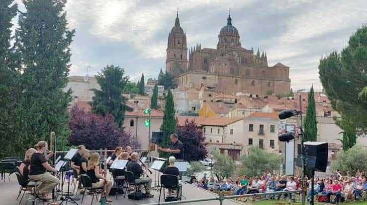 Concierto al aire libre en los jardines con la Catedral como telón de fondo
