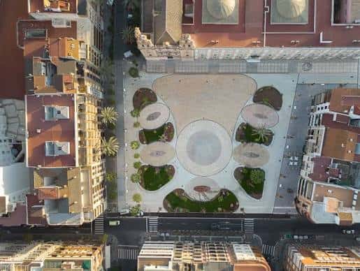 Vista aérea de la Plaza de La Merced en Huelva mostrando su diseño peatonal y zonas verdes