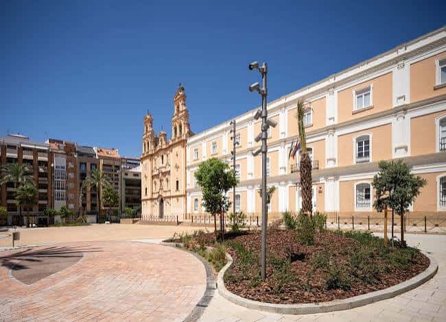 Plaza de La Merced con la iglesia y edificio adyacente bajo cielo despejado