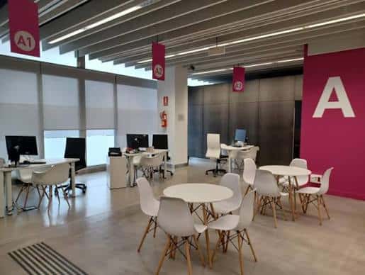 Interior moderno de la oficina con zona de trabajo y mobiliario blanco