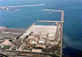 Vista aérea del puerto de Gijón mostrando el dique y la bahía