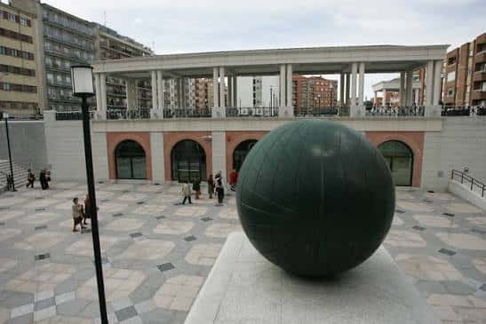 Plaza del Comercio con la esfera verde y el edificio del Museo del Comercio al fondo