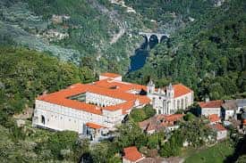 Vista aérea del Monasterio de Santo Estevo de Ribas de Sil con el río Sil al fondo