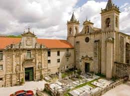 Fachada principal del monasterio con el cementerio y la torre campanario