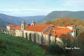 Vista lateral del monasterio en la Ribeira Sacra con montañas de fondo