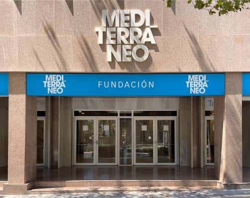 Fachada principal de la Fundación Mediterráneo con letrero 'Medi Terra Neo'