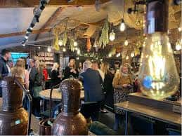 Evento social en el interior de la destilería con ambiente acogedor