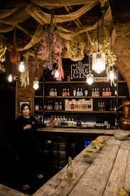 Vista del mostrador de la destilería con botellas y decoración temática
