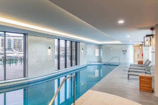 Piscina interior del spa con vistas al puerto