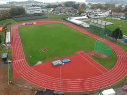 Vista aérea del Brickfields Stadium con pista de atletismo roja y campo de césped verde