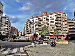 Vista panorámica de la Plaza de San Miguel con edificios residenciales y fuente central