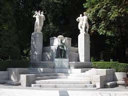 Vista frontal completa del Monumento a José Tartiere en Oviedo, con esculturas y fuente