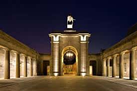 Entrada monumental del Royal William Yard iluminada por la noche con estatua en la parte superior