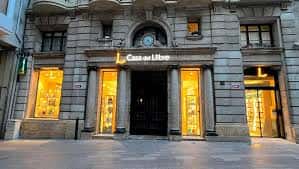 Fachada exterior de la librería Casa del Libro en Lleida con iluminación cálida