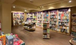 Interior de la librería con estanterías de libros y decoración moderna