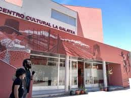 Fachada principal del centro cultural con entrada y cartel informativo