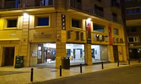 Vista nocturna de la Filmoteca Regional Francisco Rabal con fachada iluminada y ambiente urbano