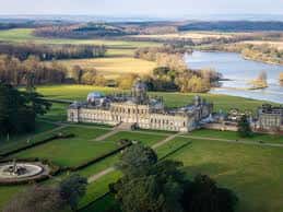 Vista aérea del Castillo de Howard rodeado de campos y un lago
