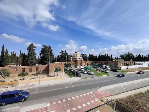 Vista panorámica del Parque de La Granja con su edificio emblemático y zona de aparcamiento