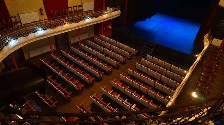 Vista panorámica del interior del Teatro Sala El Círcol con butacas rojas y balcón