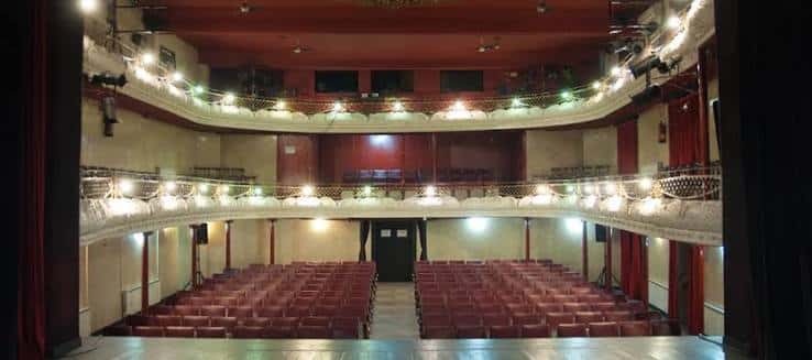 Vista desde el escenario hacia las butacas y balcones del teatro