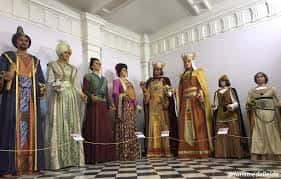 Exposición de gigantes y cabezudos en el interior de La Casa de los Gigantes