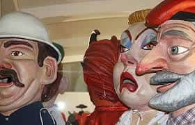 Detalle de los rostros de los gigantes de Lleida con trajes tradicionales