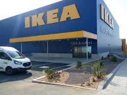 Entrada principal del IKEA Almería con zona de recogida y vehículos estacionados