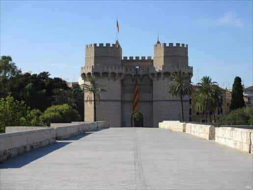 Acceso al Puente de Serranos con la torre principal y banderas al frente