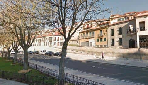 Vista de la Calle Vaguada de La Palma con edificios residenciales y árboles en primer plano