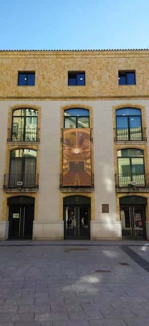 Fachada exterior del Teatro Liceo en Salamanca con cartel de evento