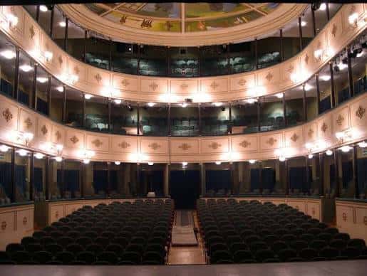 Interior del auditorio del Teatro Liceo con butacas y balcones ornamentados