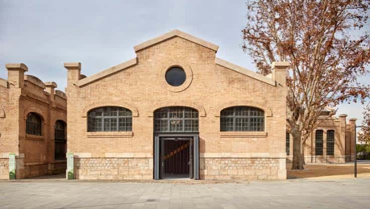 Fachada exterior del Centro Cultural Nave 3 Ribes con arquitectura industrial en ladrillo