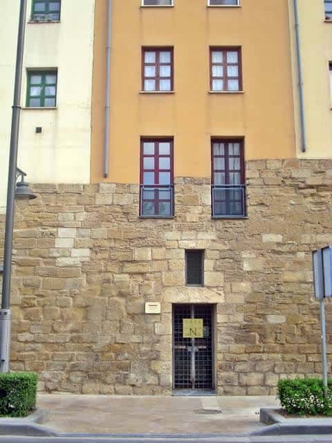 Fachada exterior de la Casa de la Danza con mampostería de piedra y ventanas superiores
