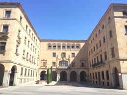 Vista amplia de la Plaza de la Constitución en Salamanca con arquitectura clásica y cielo despejado