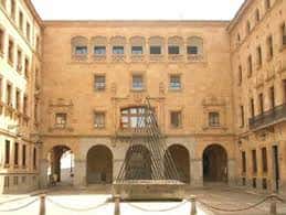Plaza de la Constitución con fuente central y arcos coloniales bajo luz diurna