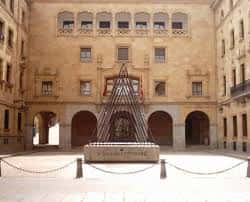Detalle de la plaza con estructura metálica decorativa y fachadas históricas