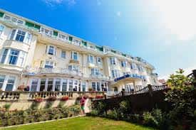 Vista exterior del Marsham Court Hotel con su fachada clásica y jardines
