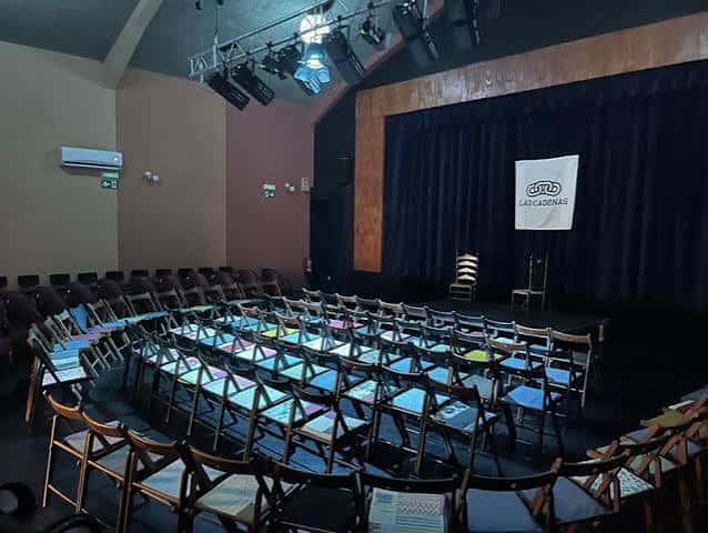 Vista general del interior del teatro con butacas dispuestas para evento